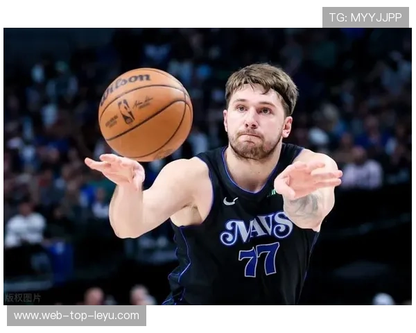 东契奇背后传球助攻，独行侠团队配合流畅